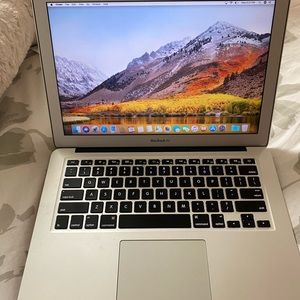Macbook Air Appne in Brand New Condition NO FLAWS